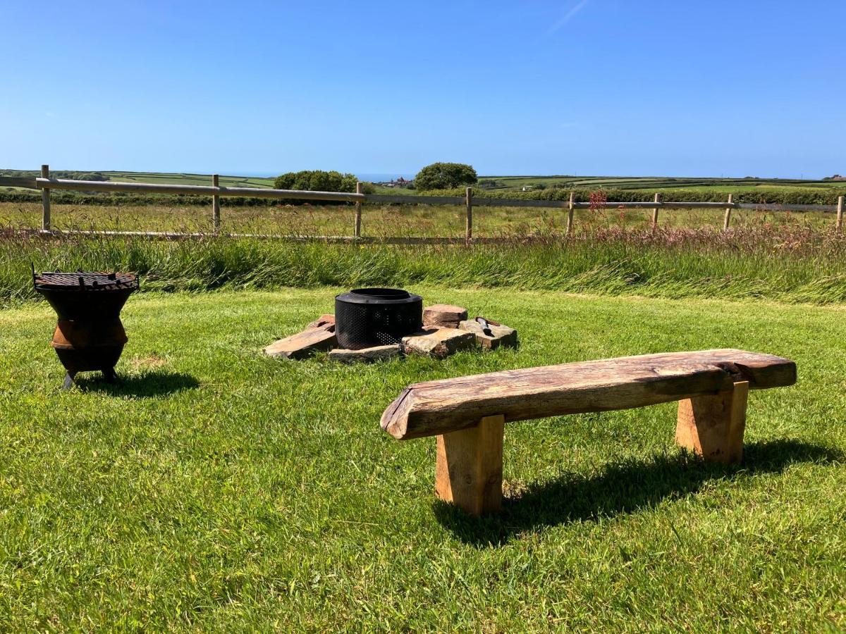 Shepherds Hut In A Private Meadow With Sea Views Hartland Exteriör bild