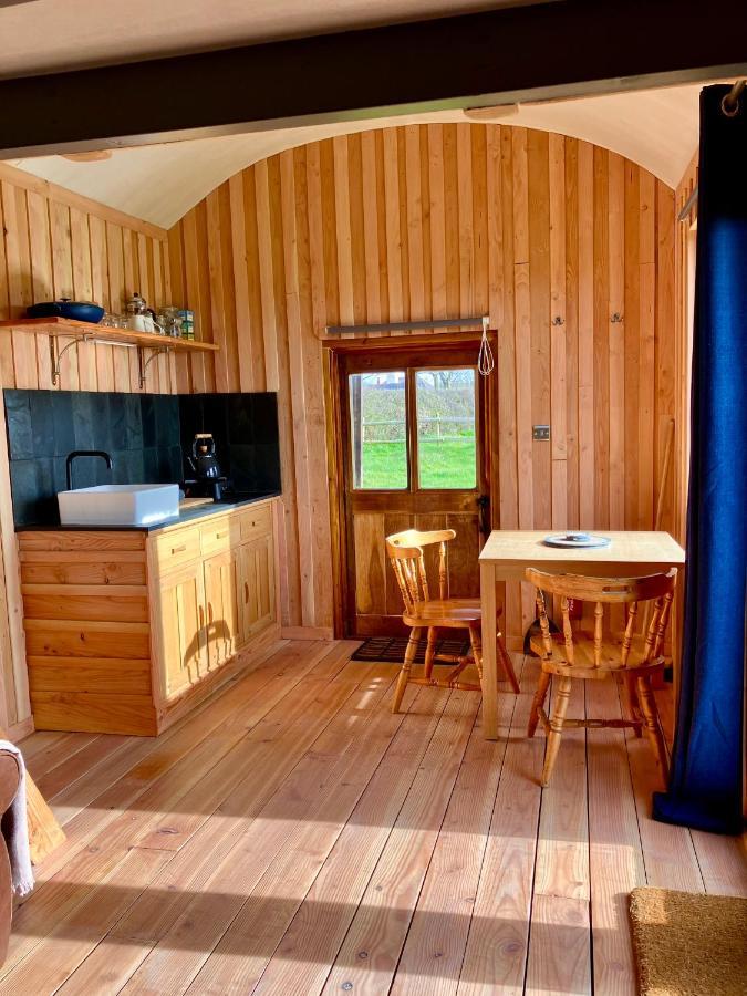 Shepherds Hut In A Private Meadow With Sea Views Hartland Exteriör bild
