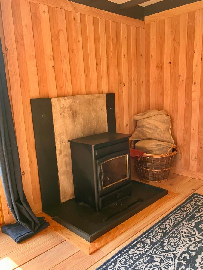 Shepherds Hut In A Private Meadow With Sea Views Hartland Exteriör bild