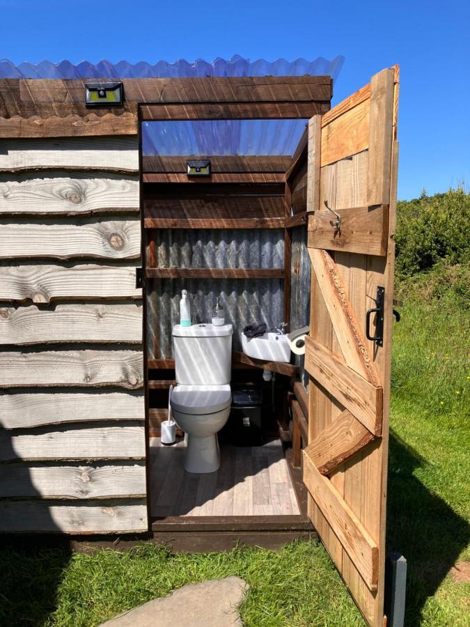 Shepherds Hut In A Private Meadow With Sea Views Hartland Exteriör bild