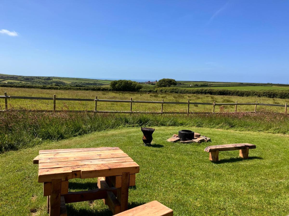 Shepherds Hut In A Private Meadow With Sea Views Hartland Exteriör bild