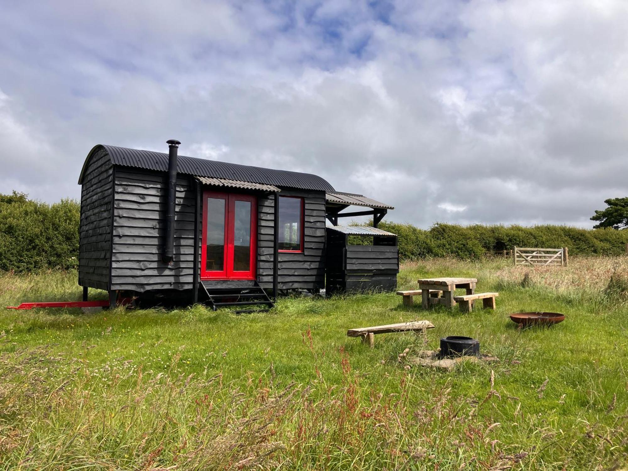 Shepherds Hut In A Private Meadow With Sea Views Hartland Exteriör bild