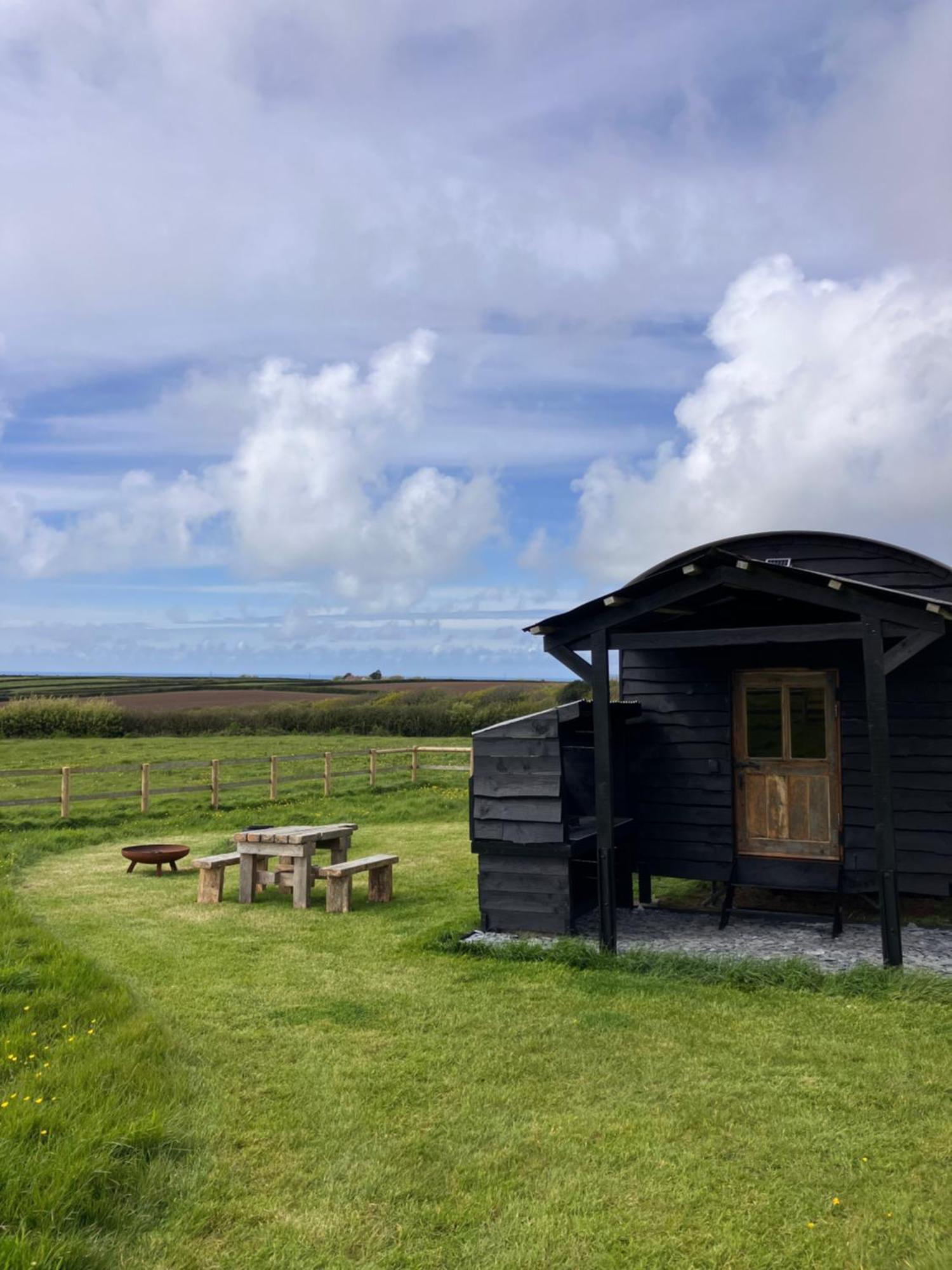 Shepherds Hut In A Private Meadow With Sea Views Hartland Exteriör bild
